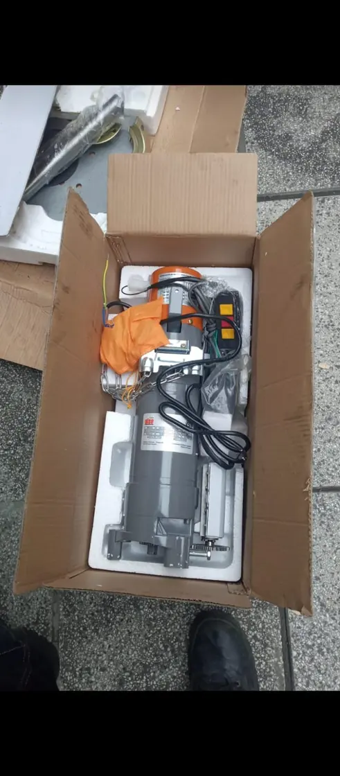 Motor naranja en caja abierta, nuevo