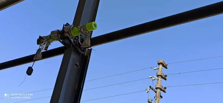 Motor verde instalado en estructura metálica, cielo azul de fondo, buena