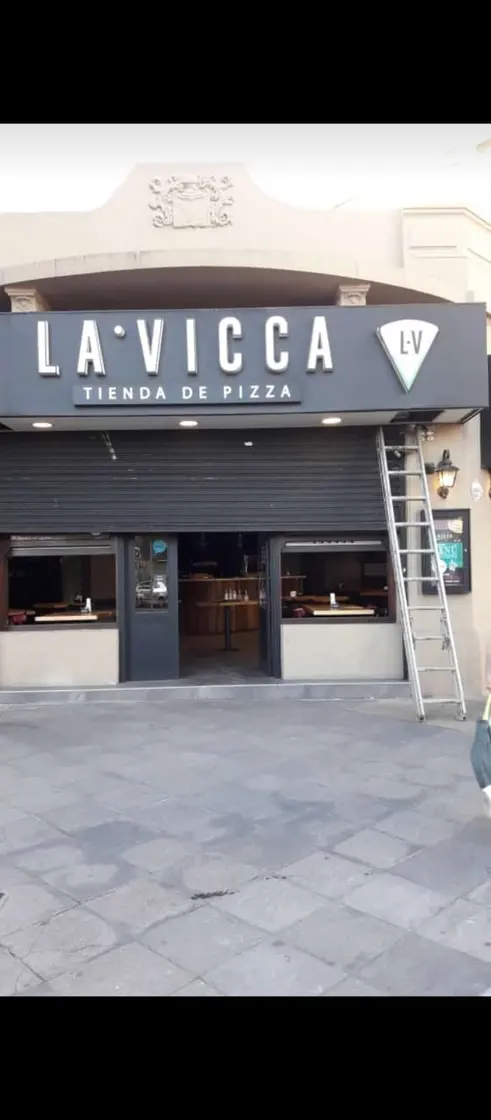 Instalación de cortina metálica en local comercial La Vicca, buena