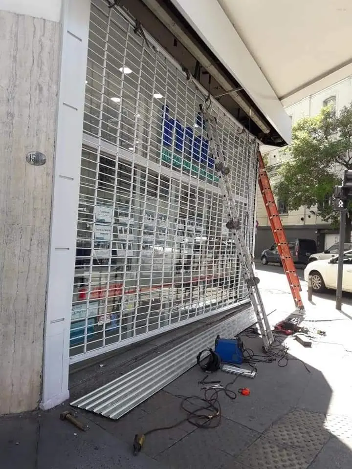 Reparación de cortina tipo rejilla en local comercial, buena luz